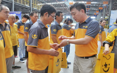 上世纪80至90年代年轻人和农民工进工厂或做泥水工;本世纪10年代主要从事个体工商户、中介、快递员和创业等;20年代开始转入直播和自由职业者…每个时期随着中国经济转型和技术升级更新,人们的工作就业也随之转变?