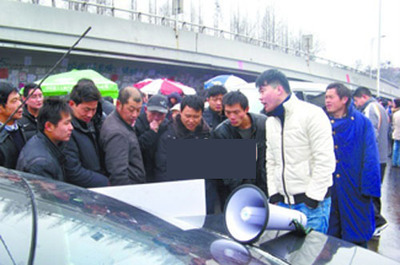 职业中介抢农民工包吃住 介绍1个企业给300元-青岛新闻网