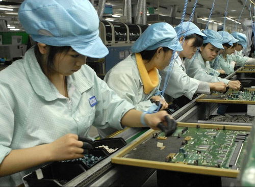 弯腰捡证,是对生活负责任的态度,但工时廉价并不代表尊严廉价